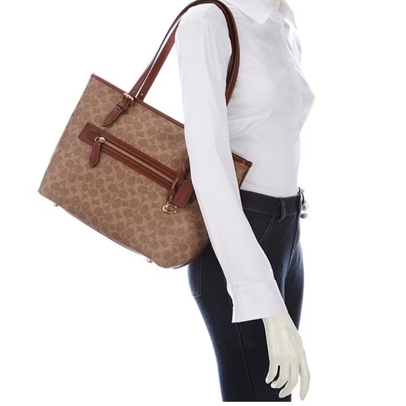 Coach Taylor Shoulder Bag In Signature Canvas - Picture 4 of 13